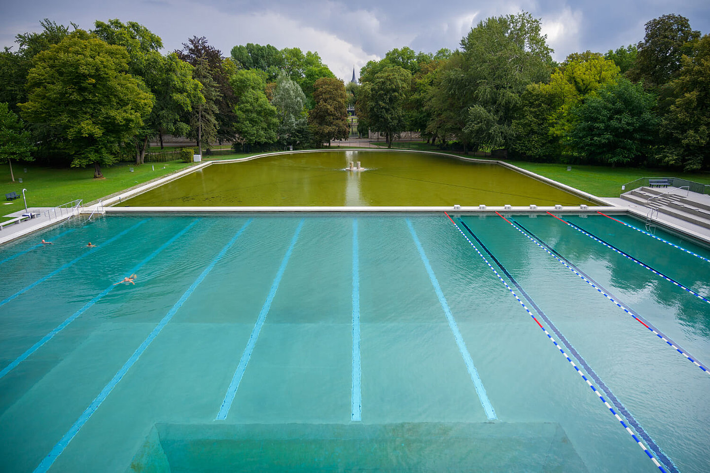 Schwimmbecken mit Aufbereitungsbecken