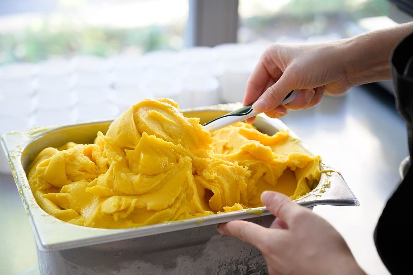 Biebereis gelbes Eis in einem Eisbehälter