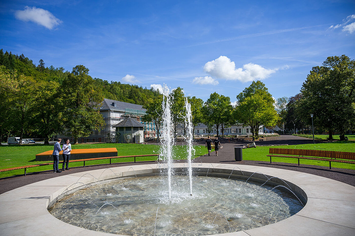 Ein Springbrunnen in der Parkanlage.