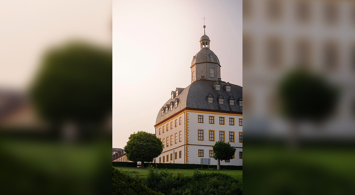 Aufnahme des Schloss Friedensteins im Fokus steht eine Ecke des Gebäudes