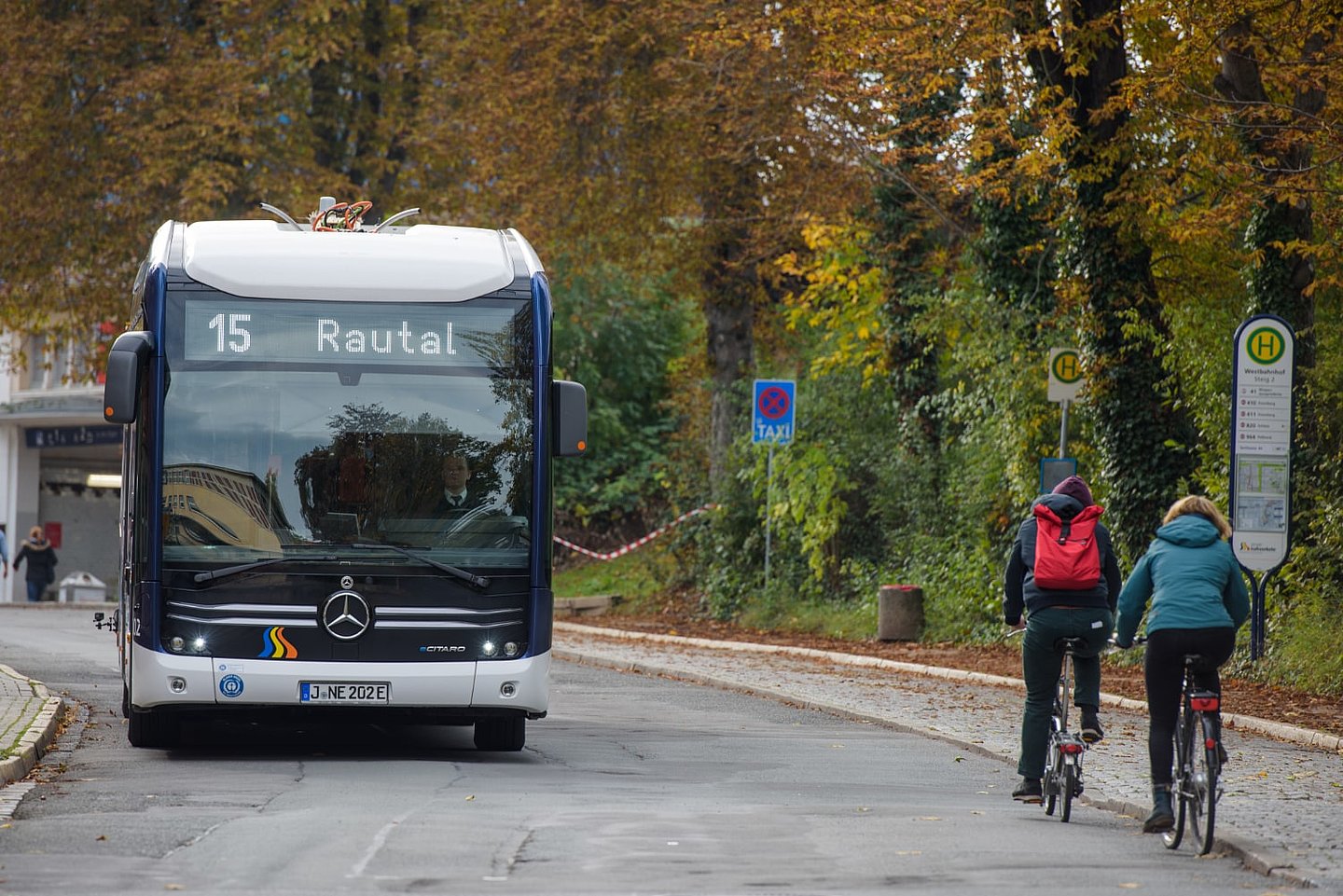Bus auf Straße mit Fahrradfahrern