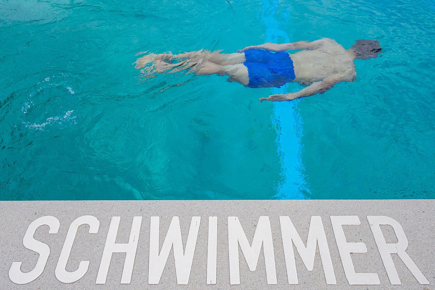 Schwimmer tauchend
