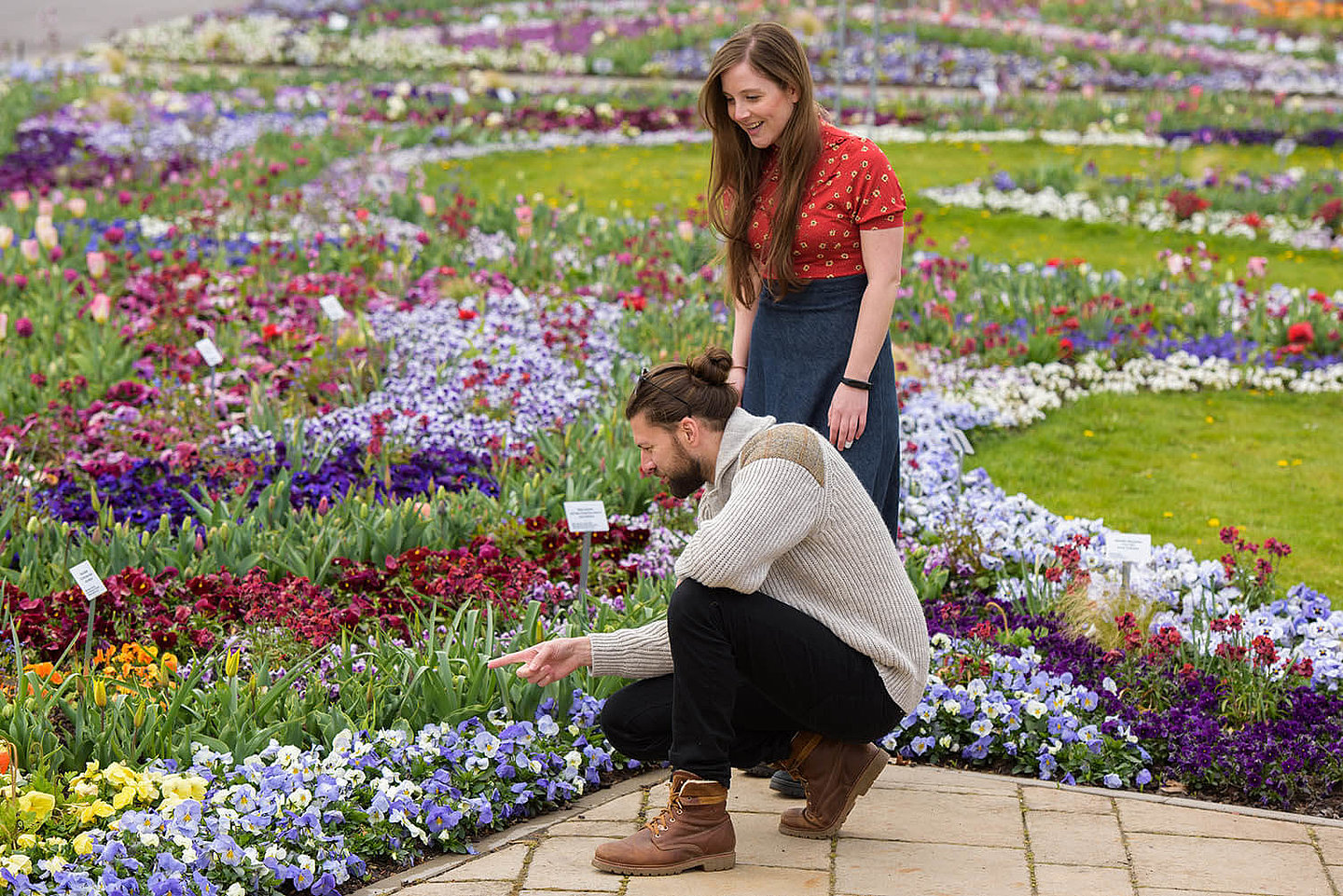 Zwei Personen, welche sich ein Blumenbeet ansehen