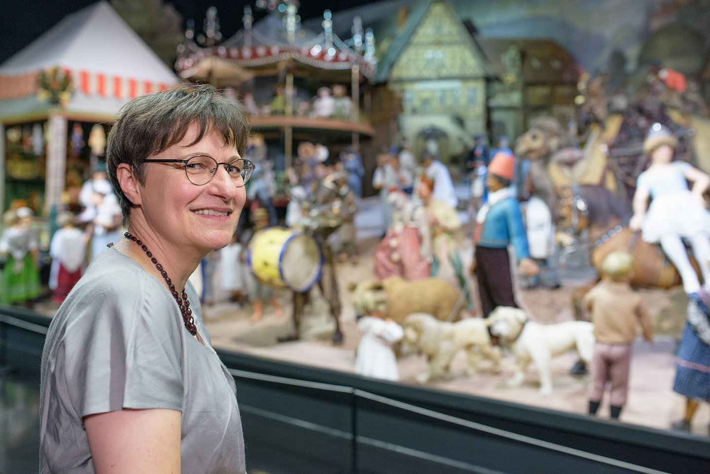 Frederike Kruse vor Schaubild Thüringer Kirmes