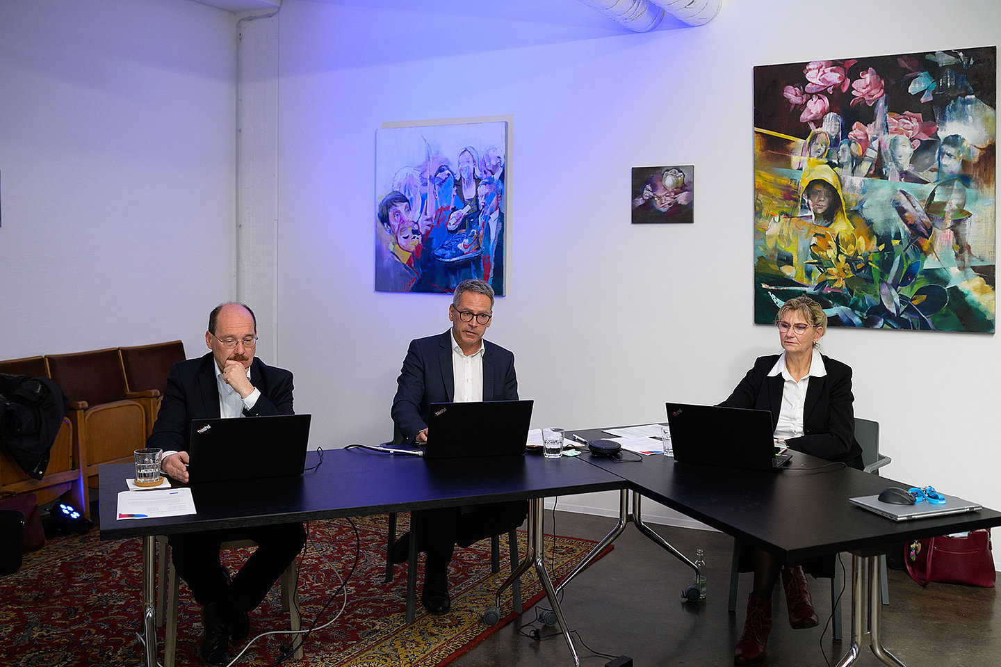 Mario Lerch (TMIL), Dr. Thomas Sauer (TMIL) und Antje Jakob (TSK) sitzen an einem Schreibtisch