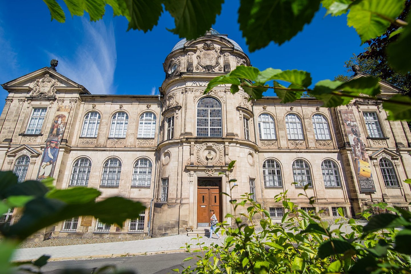 Historisches Spielzeugmuseum mit Blättern frontal