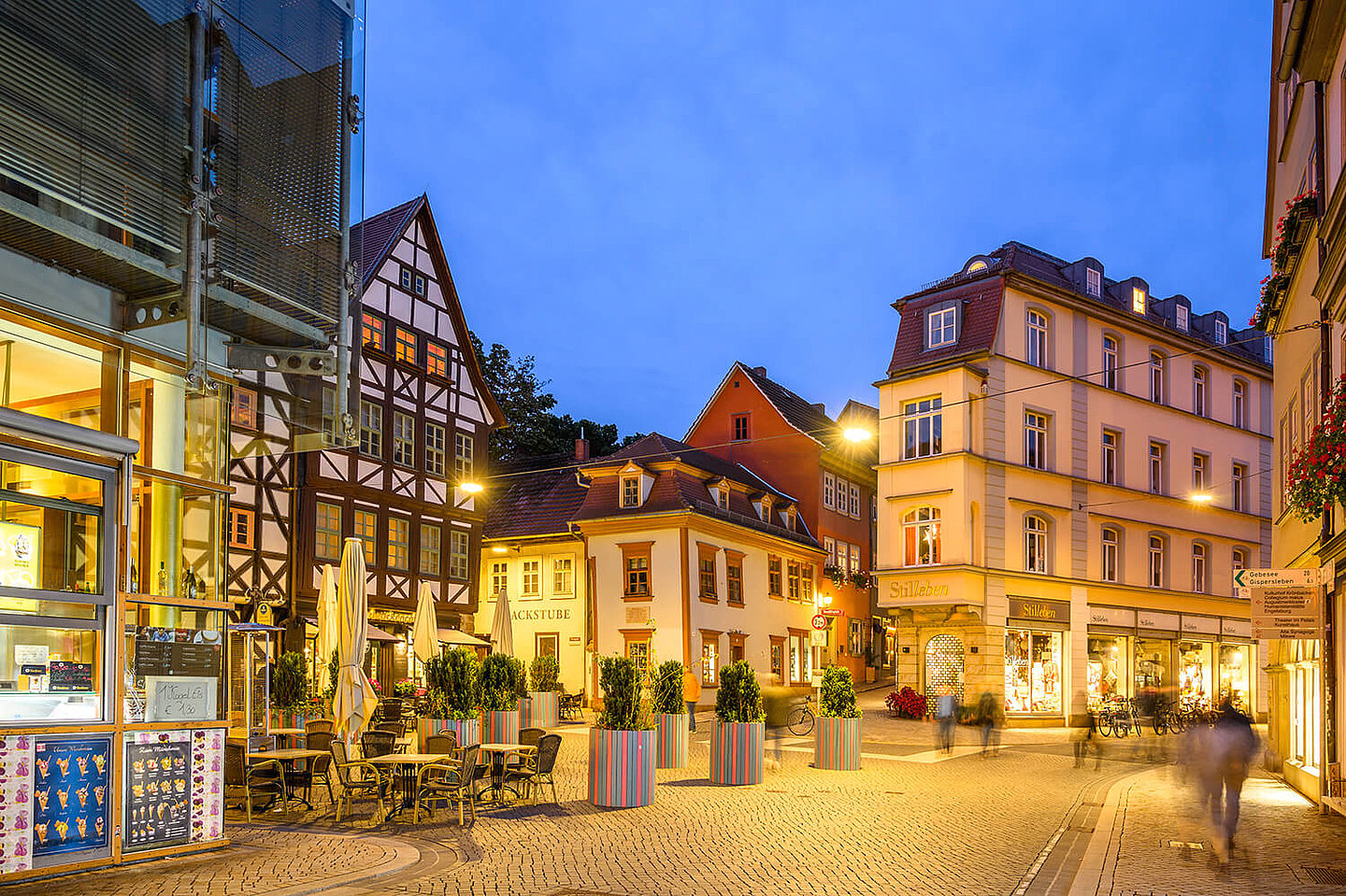 blick auf den Eingang der Krämerbrücke und den Benediktsplatz in der Dämmerung beleuchtet von laternen