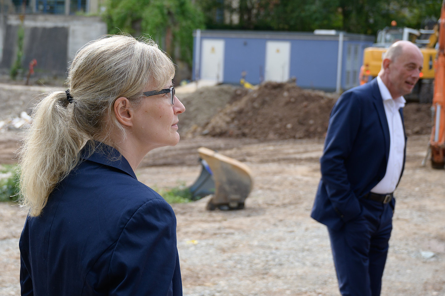 Minister Tiefensee außerhalb des Gebäudes auf einer Baustelle