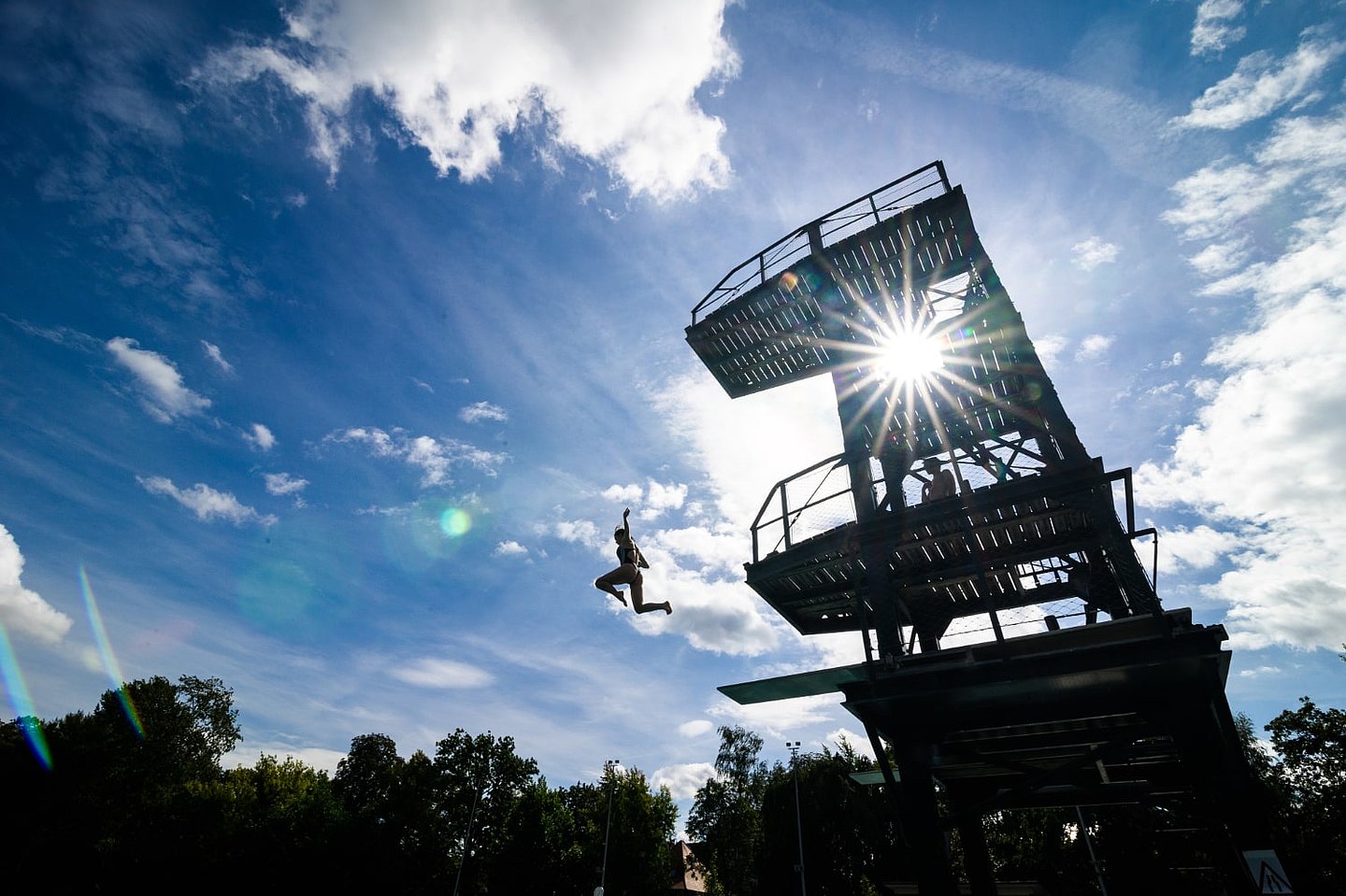 Springerin im Sprung vom 5m-Turm