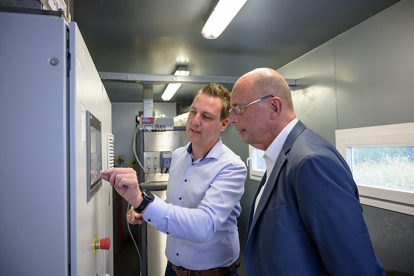 Wirtschaftsminister Wolfgang Tiefensee im Gespräch.