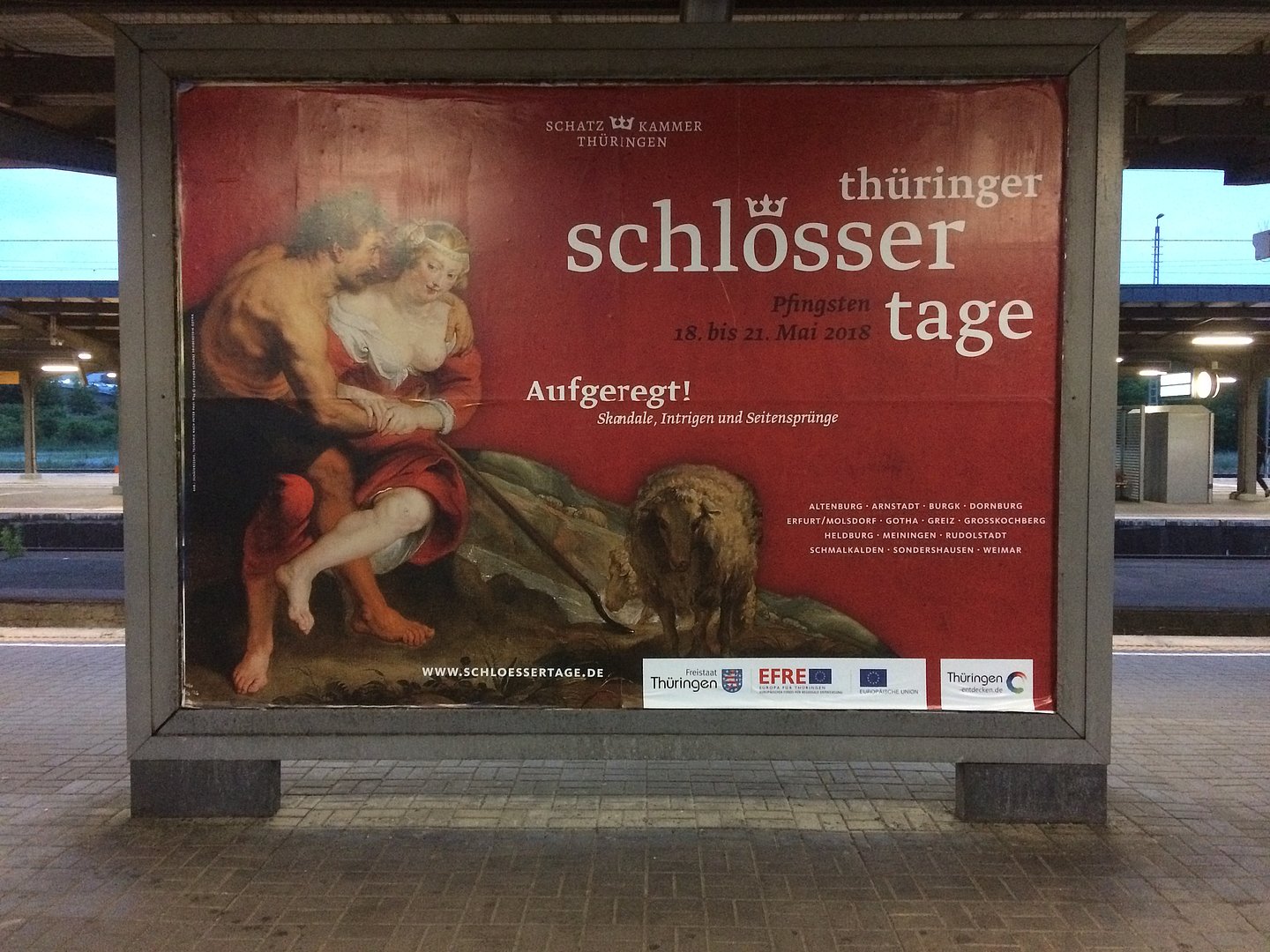 Plakat zu den Thüringer Schlössertagen im Bahnhof in Gotha