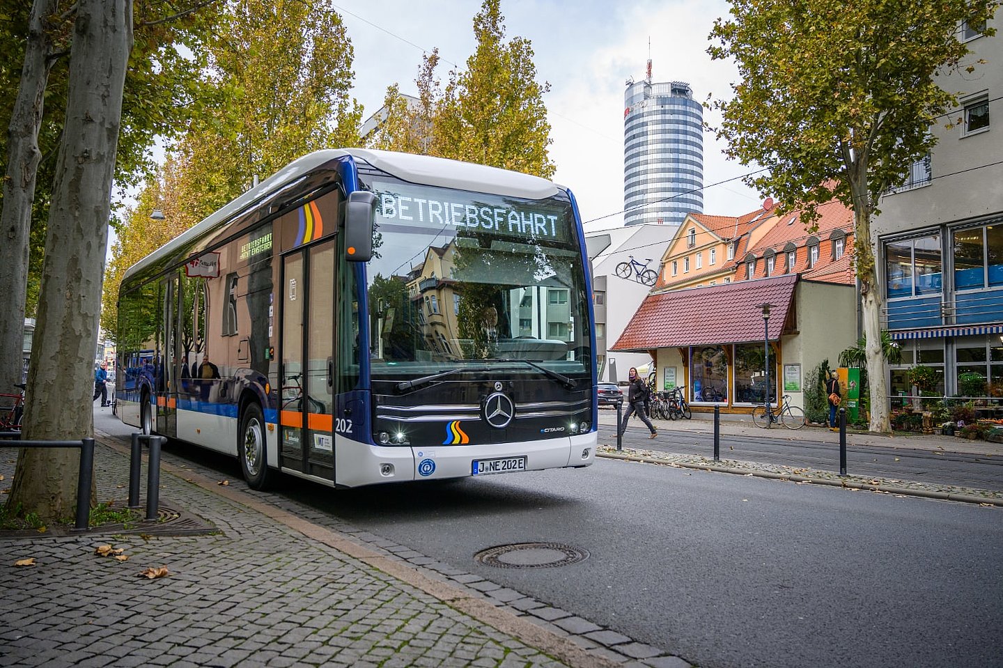 Bus mit JenTower