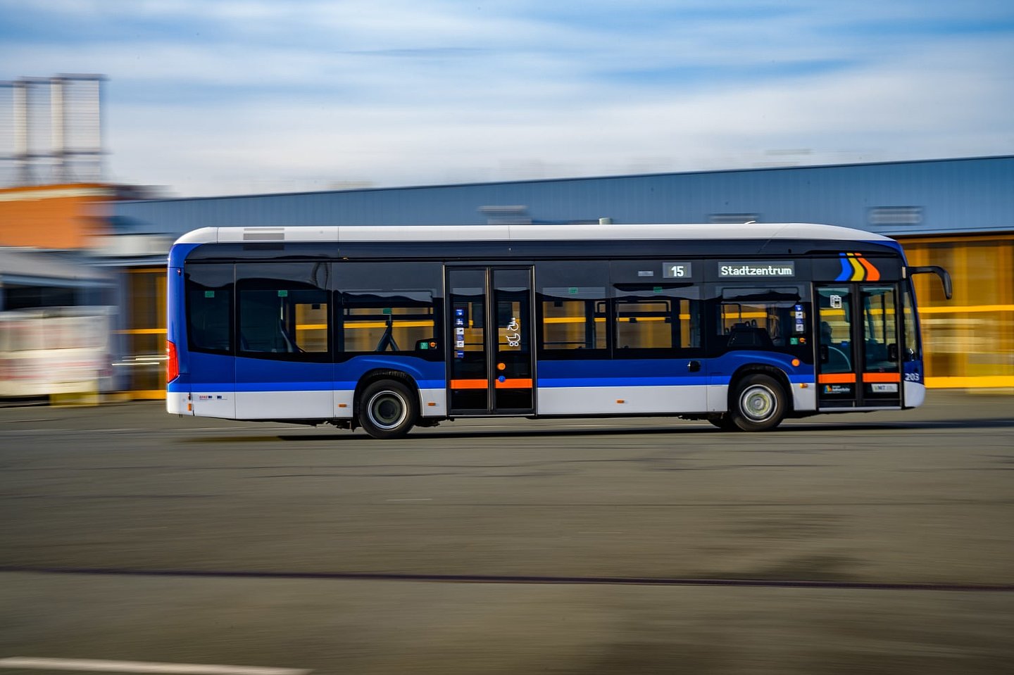Bus in Fahrt, seitlich