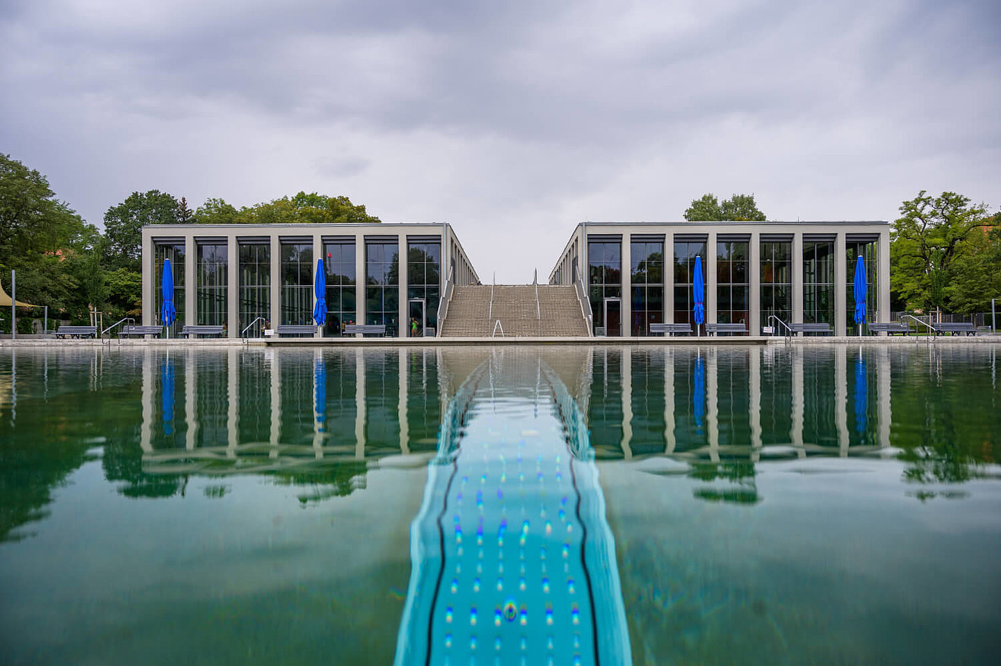 kleines Becken Froschperspektive mit Schwimmhalle