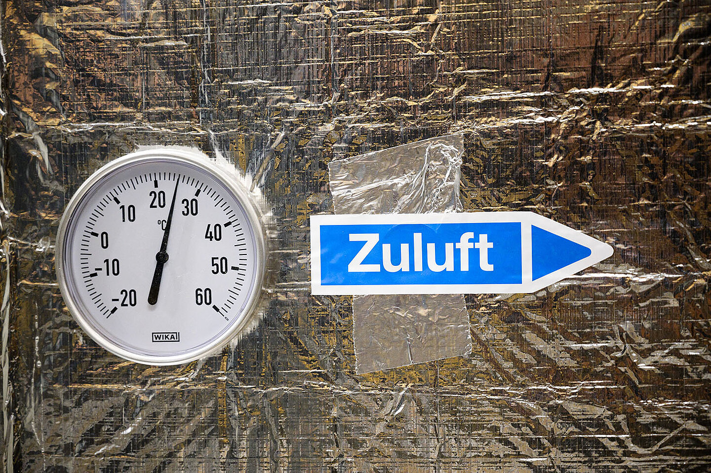 Eine technische Messeinrichtung mit Analoger Skala.