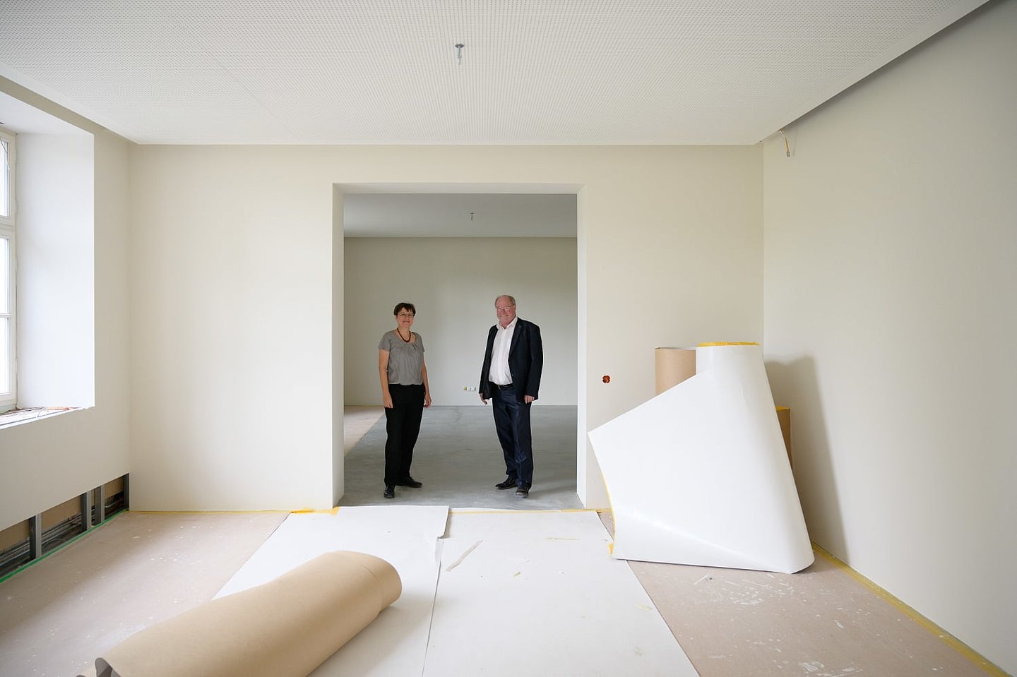 Frederike Kruse und Hans-Peter Schmitz stehen in Baustelle