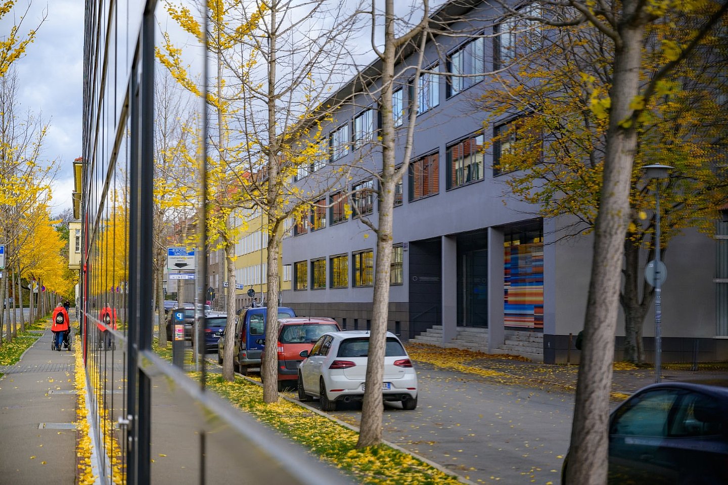 Spiegelung in der Glasfassade des CIB Weimar