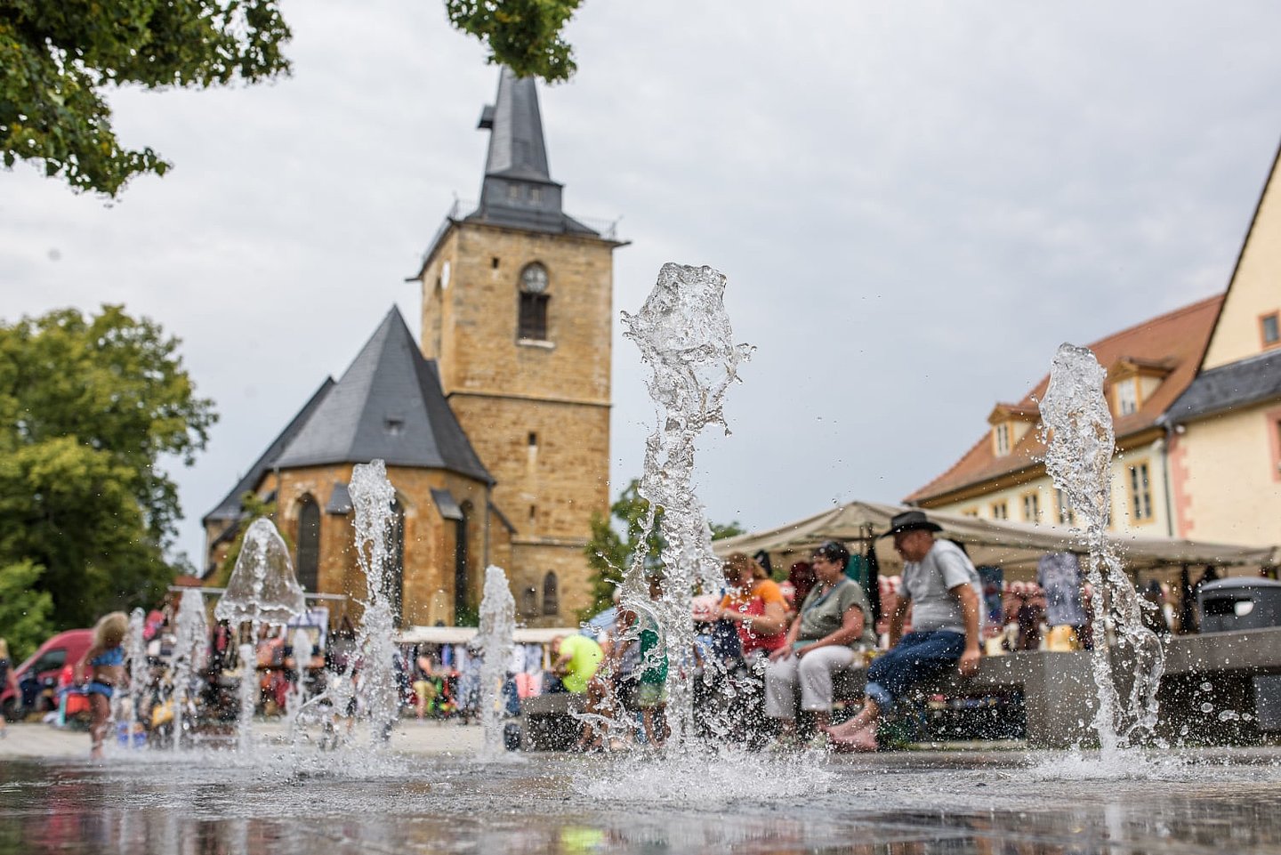 Springbrunnen mit Kirche