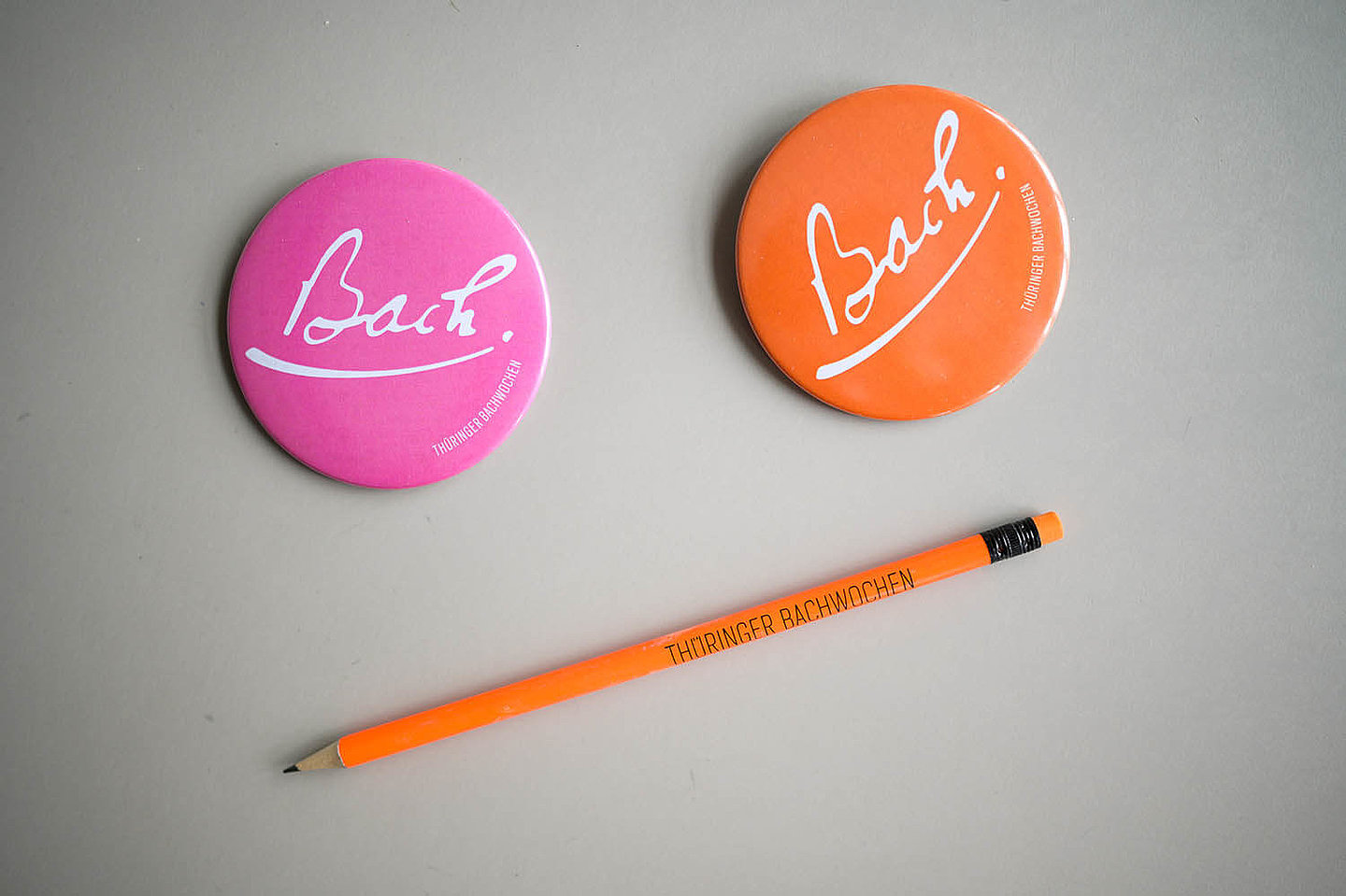 zwei Buttons und ein Stift mit dem Aufdruck "Thüringer Bachwochen"