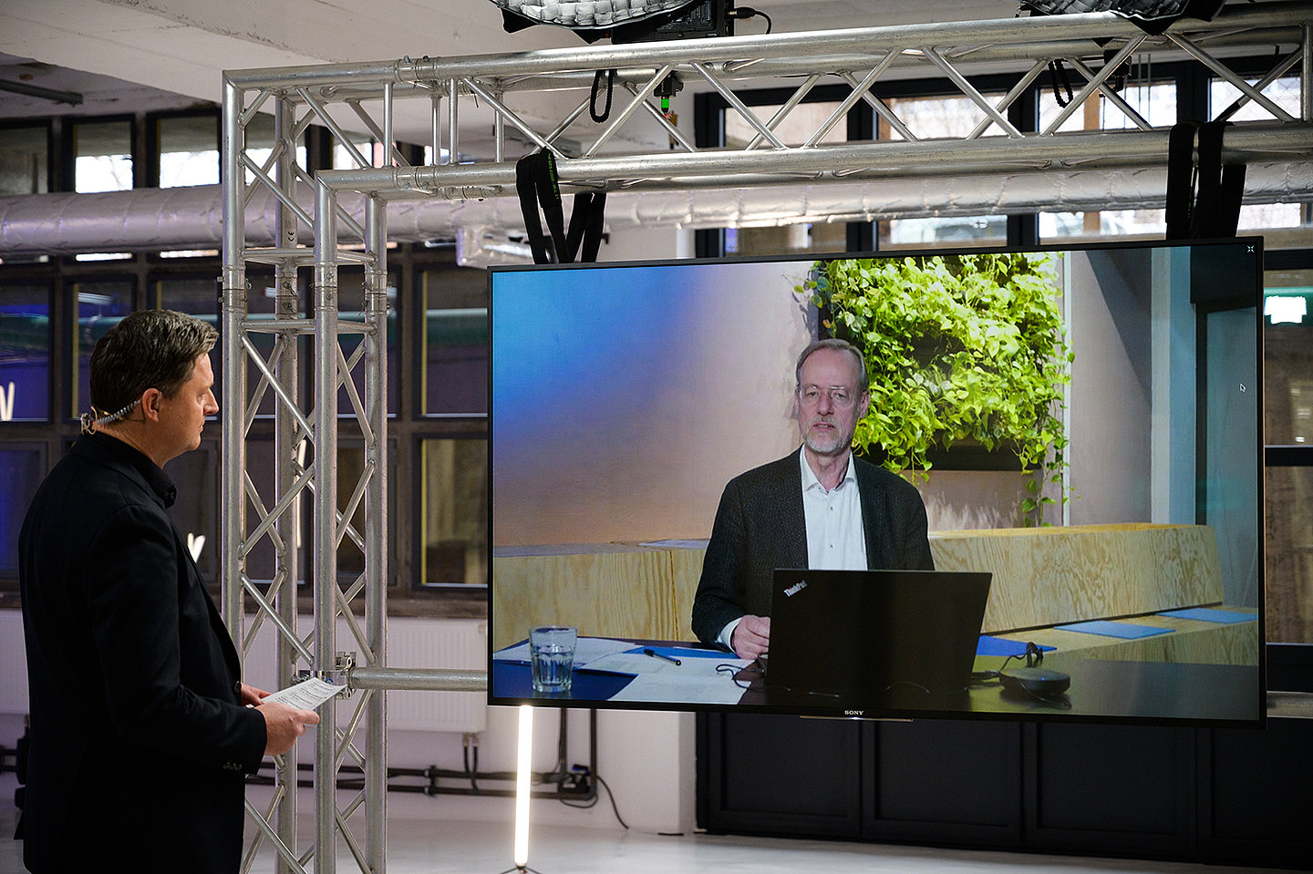 Andreas Fritsch redet mit dem zugeschalteten Dr. Martin Gude