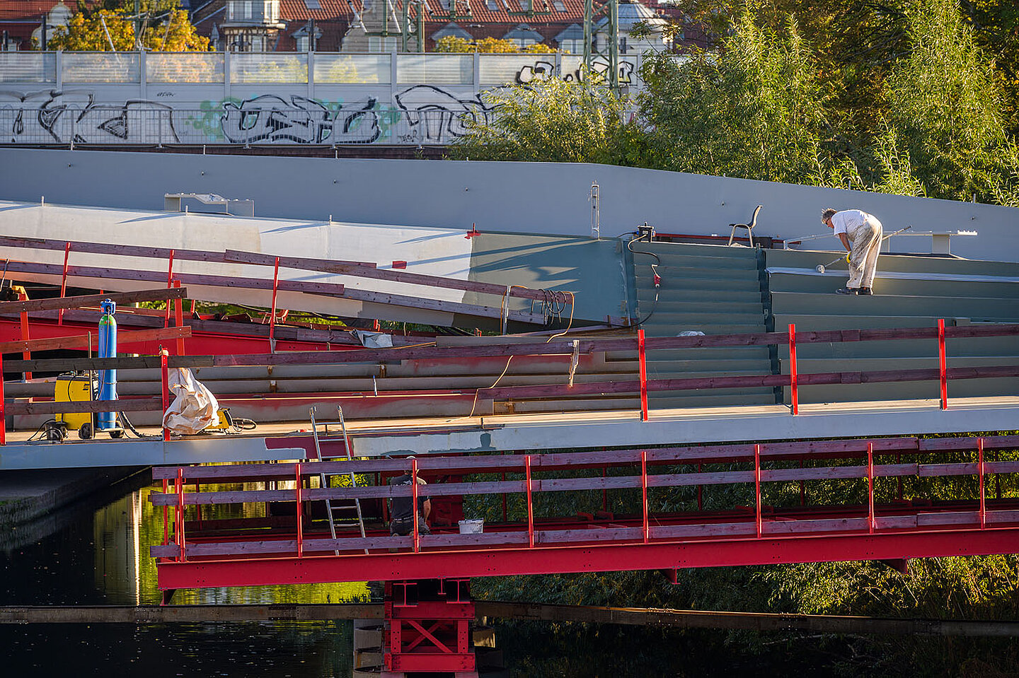 Lackierarbeiten an der Brücke.