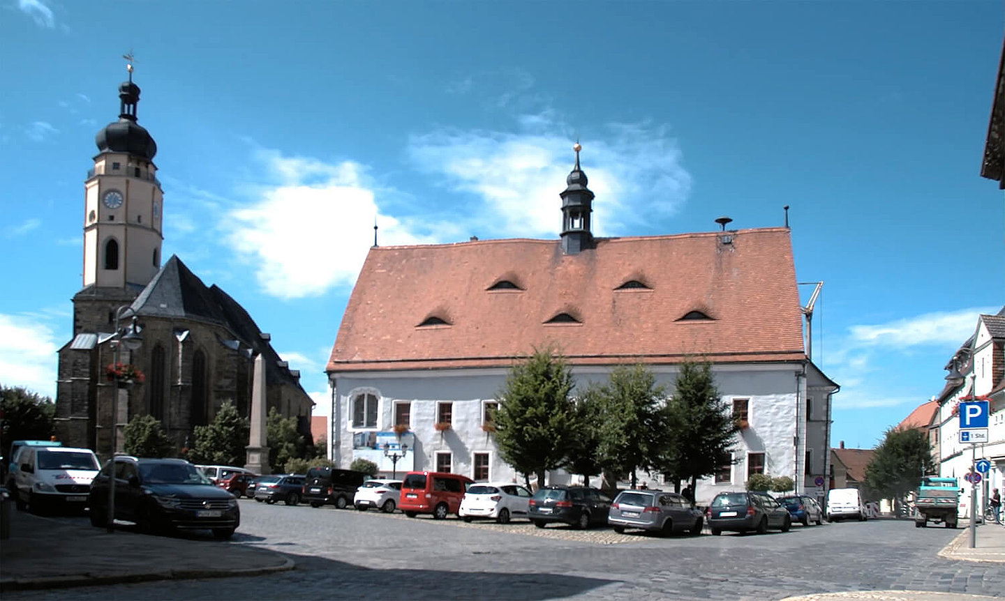 Blick auf das Buttstädter Rathaus und die Kirche