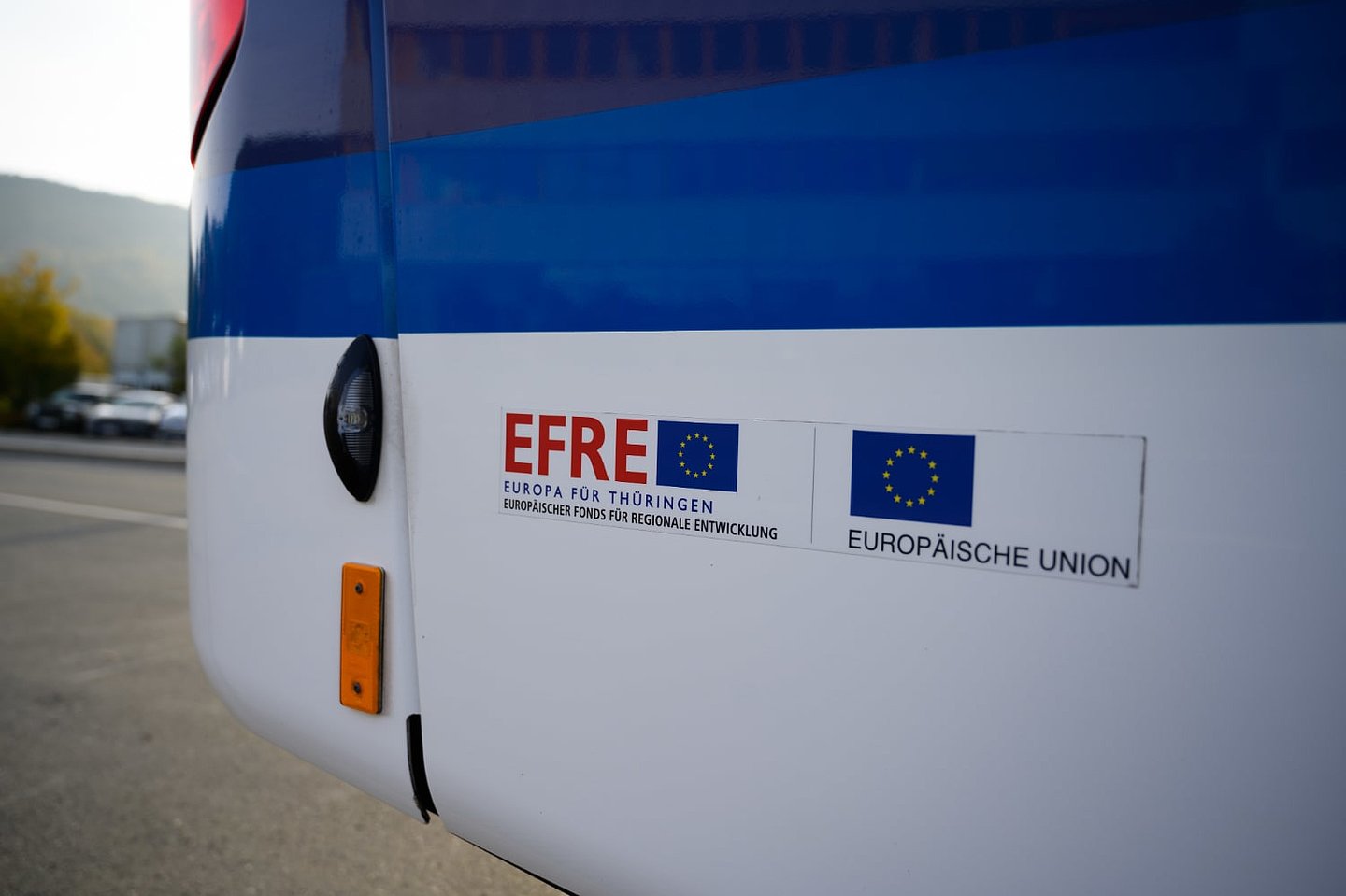 EFRE-Aufkleber auf Bus
