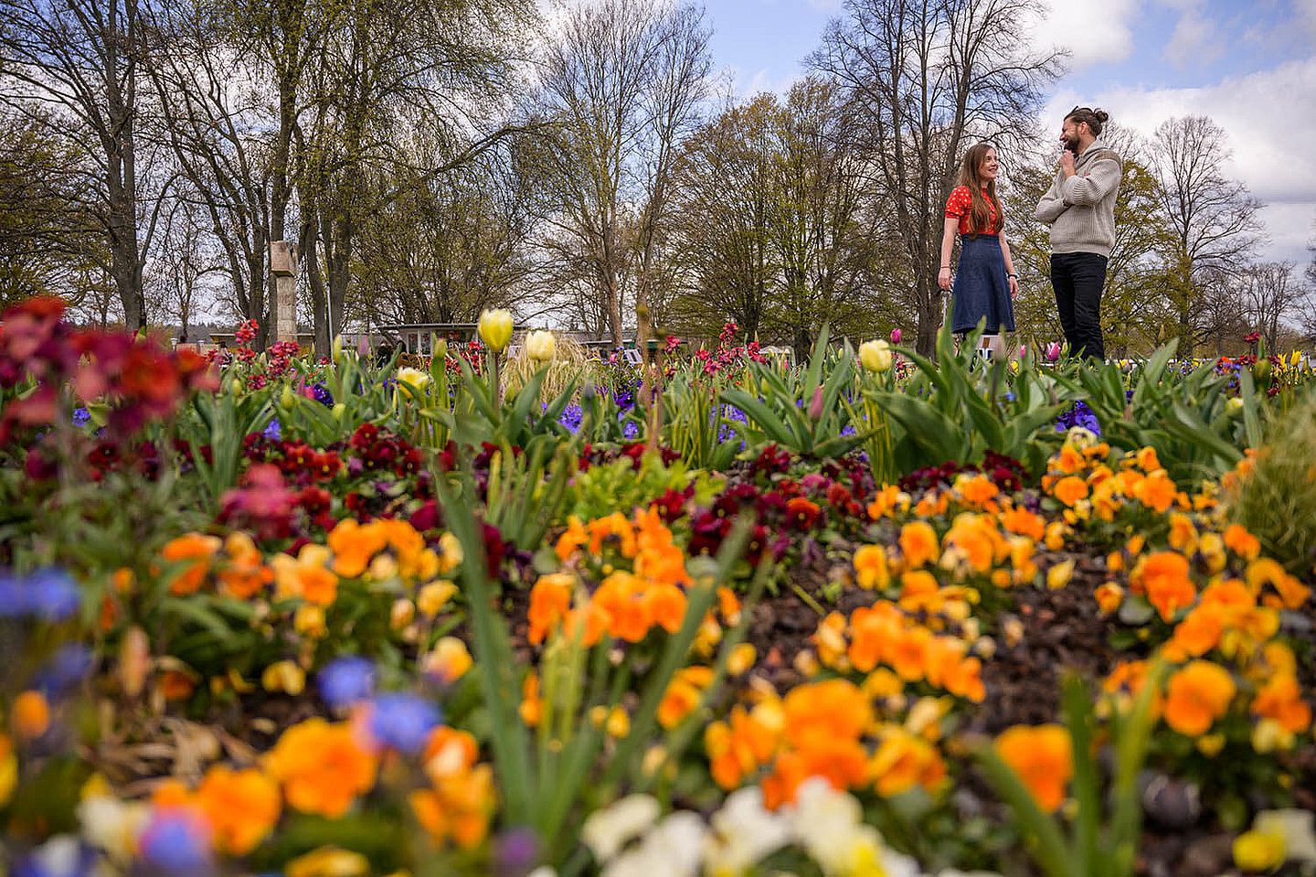 Zwei Personen, welche sich ein Blumenbeet ansehen