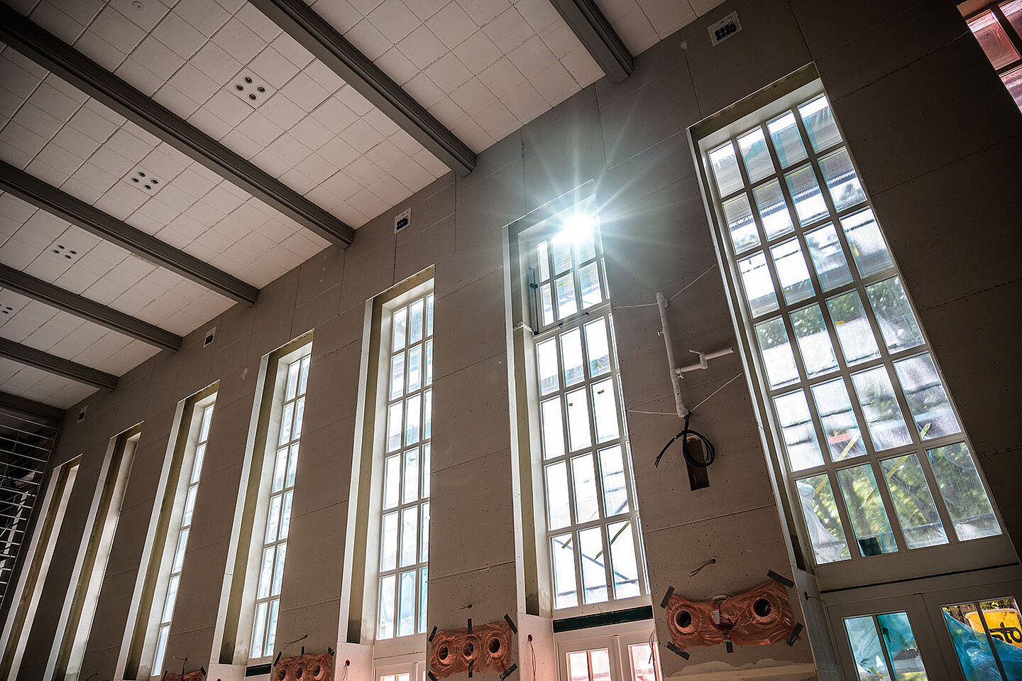 Großes Fensterpanorama der Festhalle in Ilmenau.