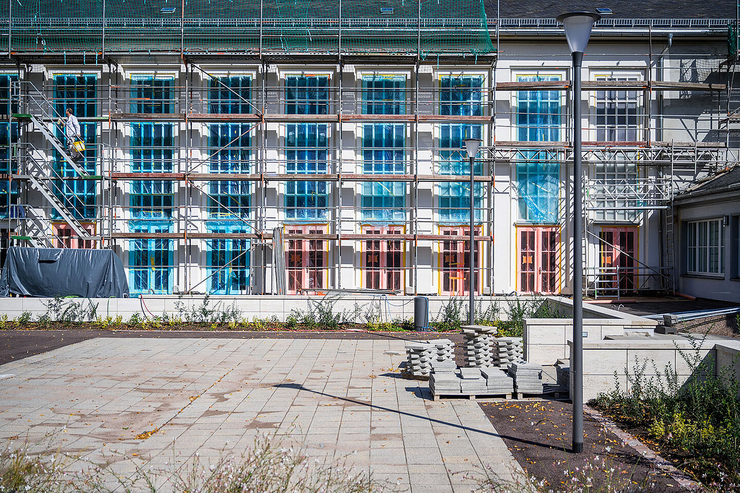 Die Festhalle wurde eingerüstet. Eine typische Baustellensituation.