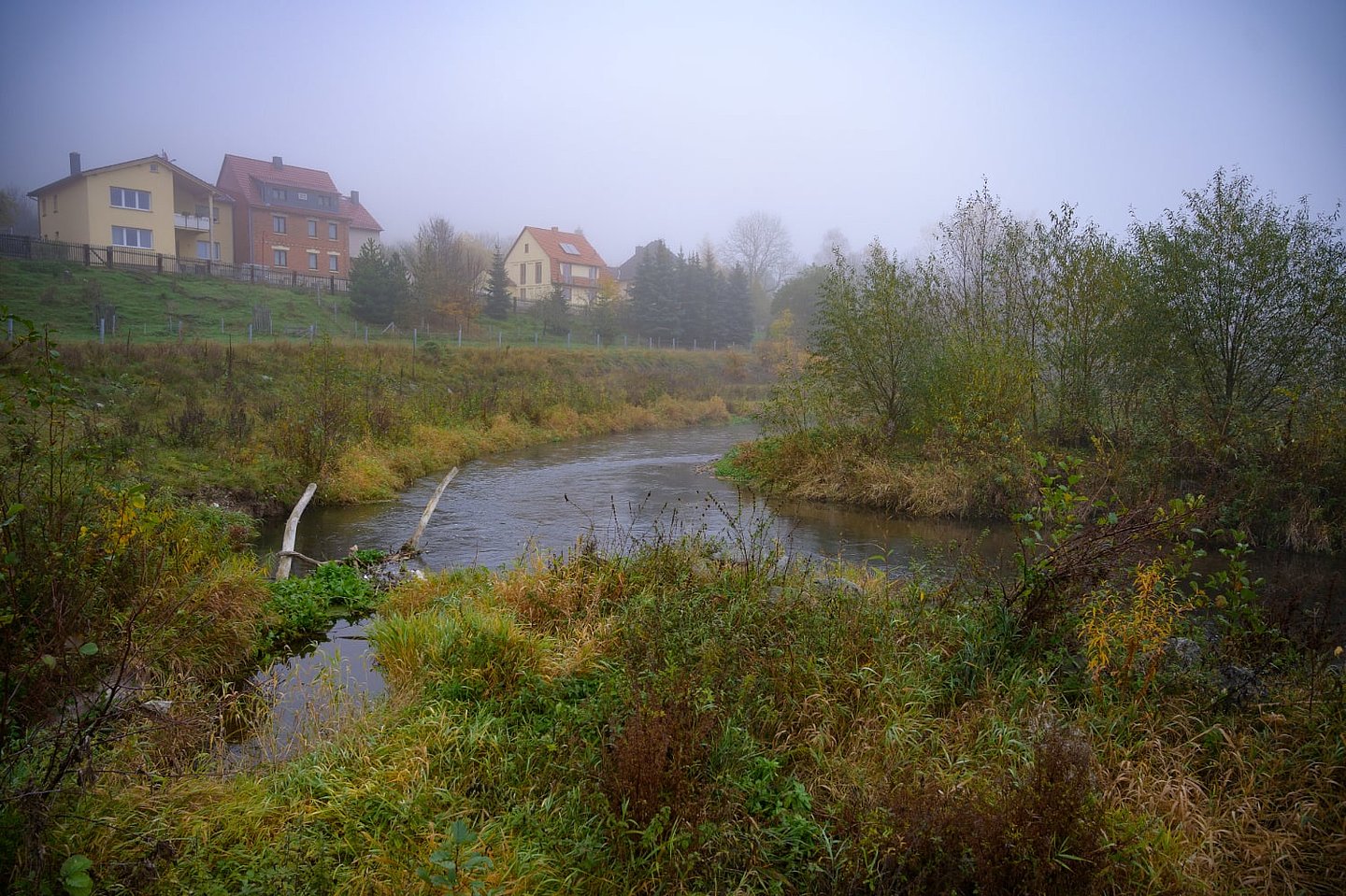 Flussbiegung mit Häusern