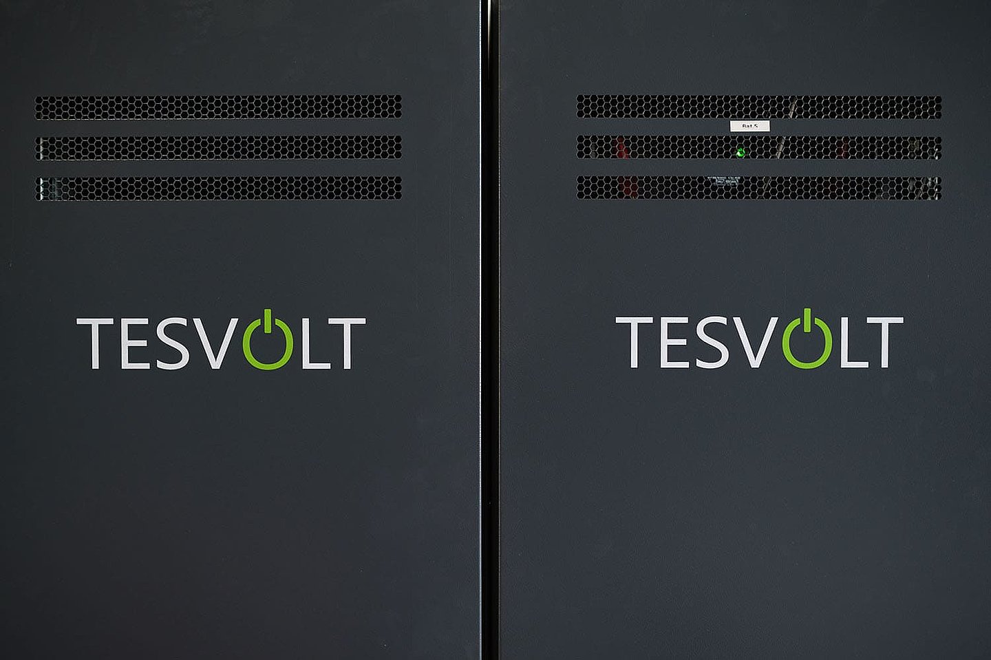 metallene Türen mit dem "TESVOLT" Logo
