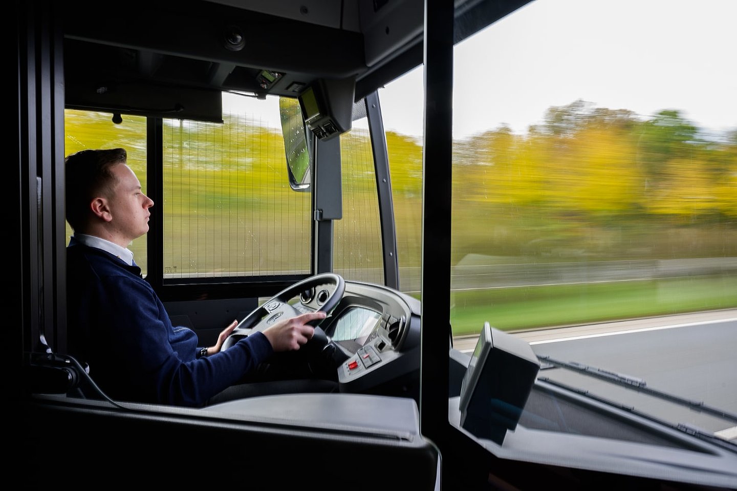 Busfahrerer am Steuer seitlich