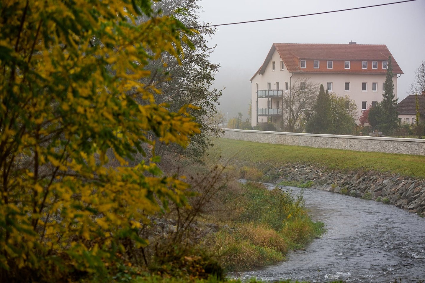 Flussbiegung mit Haus